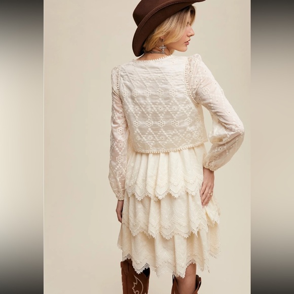 NWT Listicle Cream Lace Long Sleeve Dress size Medium - Picture 3 of 15